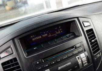 Подержанный автомобиль Mitsubishi Pajero 2006 года (14 фото)