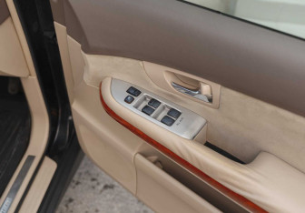 Подержанный автомобиль Toyota Harrier 2004 года (16 фото)