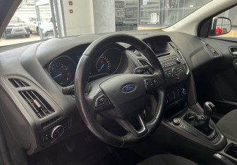 Подержанный автомобиль Ford Focus Hatchback 2016 года (7 фото)