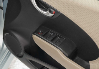 Подержанный автомобиль Honda Fit Shuttle 2012 года (16 фото)