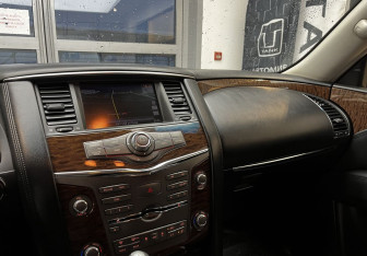 Подержанный автомобиль Nissan Patrol 2011 года (10 фото)