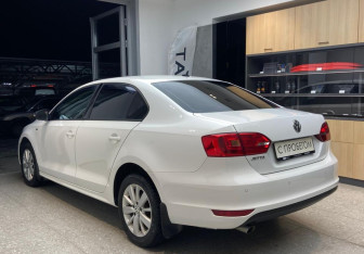 Подержанный автомобиль Volkswagen Jetta Sedan 2013 года (7 фото)
