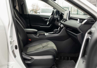 Подержанный автомобиль Toyota RAV4 2023 года (21 фото)