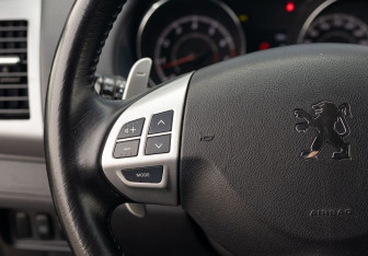 Подержанный автомобиль Peugeot 4007 2010 года (12 фото)