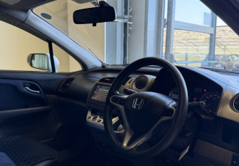 Подержанный автомобиль Honda Stream 2011 года (7 фото)