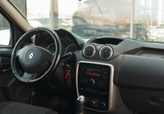 Подержанный автомобиль Renault Duster 2014 года (11 фото)
