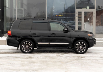 Подержанный автомобиль Toyota Land Cruiser Suv 2012 года (4 фото)