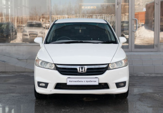Подержанный автомобиль Honda Stream 2007 года (2 фото)