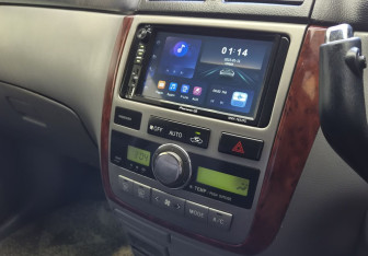 Подержанный автомобиль Toyota Ipsum 2002 года (10 фото)