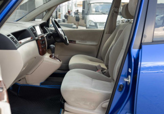 Подержанный автомобиль Toyota Corolla Spacio 2002 года (18 фото)