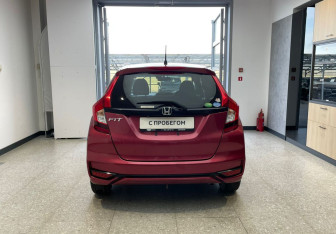 Подержанный автомобиль Honda Fit 2018 года (6 фото)