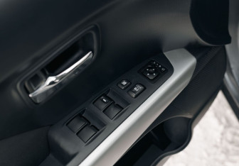 Подержанный автомобиль Mitsubishi Outlander 2007 года (16 фото)