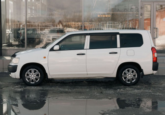 Подержанный автомобиль Toyota Probox 2008 года (8 фото)