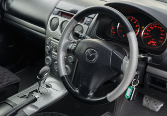 Подержанный автомобиль Mazda Atenza Sedan 2002 года (11 фото)