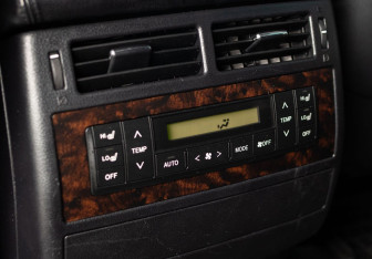 Подержанный автомобиль Toyota Land Cruiser Suv 2012 года (17 фото)