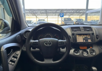 Подержанный автомобиль Toyota RAV4 2012 года (12 фото)