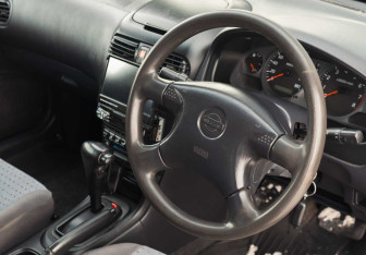 Подержанный автомобиль Nissan Wingroad 2000 года (11 фото)