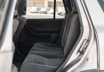 Подержанный автомобиль Honda CR-V 2000 года (16 фото)