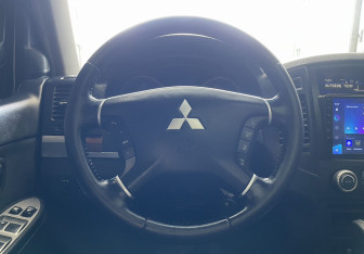 Подержанный автомобиль Mitsubishi Pajero 2007 года (11 фото)