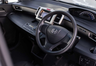 Подержанный автомобиль Honda Freed 2011 года (11 фото)