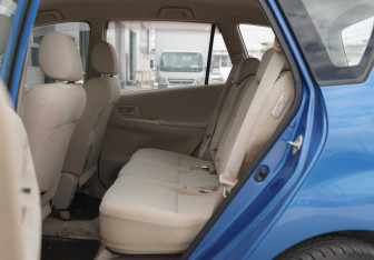Подержанный автомобиль Toyota Corolla Spacio 2002 года (17 фото)