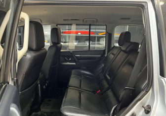 Подержанный автомобиль Mitsubishi Pajero 2012 года (13 фото)