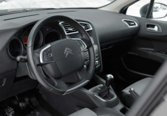 Подержанный автомобиль Citroen C4 Hatchback 2012 года (11 фото)