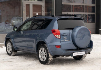 Подержанный автомобиль Toyota RAV4 2008 года (7 фото)