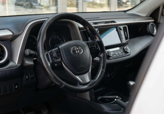 Подержанный автомобиль Toyota RAV4 2017 года (11 фото)