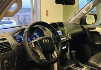 Подержанный автомобиль Toyota Land Cruiser Prado 2010 года (11 фото)