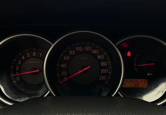 Подержанный автомобиль Nissan Tiida Hatchback 2008 года (10 фото)