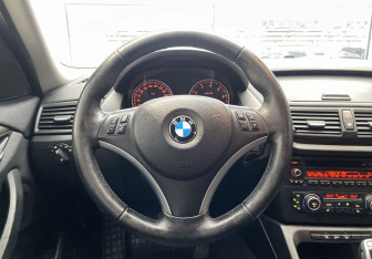 Подержанный автомобиль BMW X1 2012 года (12 фото)