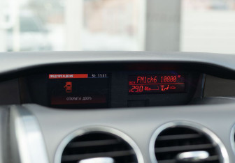 Подержанный автомобиль Mazda CX-7 2011 года (15 фото)