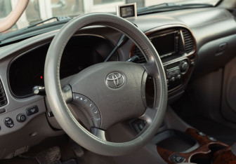 Подержанный автомобиль Toyota Sequoia 2004 года (11 фото)
