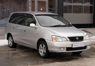 Подержанный автомобиль Toyota Gaia 2001 года (3 фото)