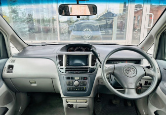 Подержанный автомобиль Toyota Nadia 2001 года (10 фото)