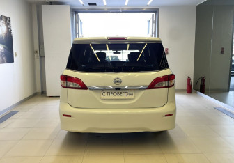 Подержанный автомобиль Nissan Quest 2013 года (5 фото)
