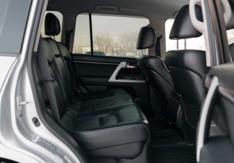 Подержанный автомобиль Toyota Land Cruiser Suv 2013 года (20 фото)