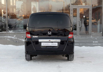 Подержанный автомобиль Honda Freed 2011 года (6 фото)