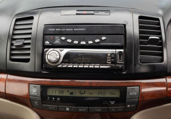 Подержанный автомобиль Toyota Premio 2002 года (13 фото)