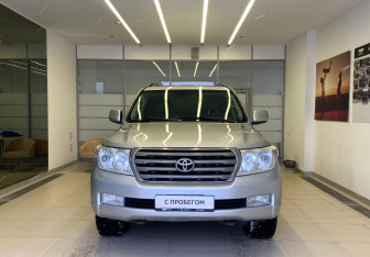 Подержанный автомобиль Toyota Land Cruiser Suv 2010 года (2 фото)