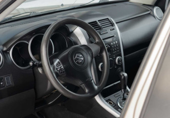 Подержанный автомобиль Suzuki Grand Vitara 2010 года (11 фото)