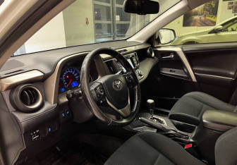 Подержанный автомобиль Toyota RAV4 2015 года (12 фото)