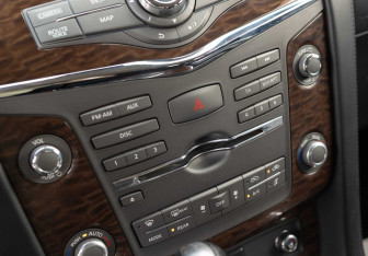 Подержанный автомобиль Nissan Patrol 2011 года (14 фото)