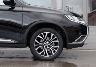 Подержанный автомобиль Mitsubishi Outlander 2015 года (9 фото)