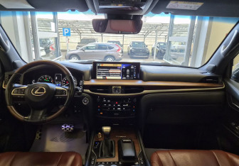 Подержанный автомобиль Lexus LX 2017 года (10 фото)