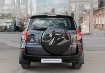 Подержанный автомобиль Toyota RAV4 2007 года (6 фото)