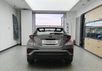 Подержанный автомобиль Toyota C-HR 2018 года (5 фото)