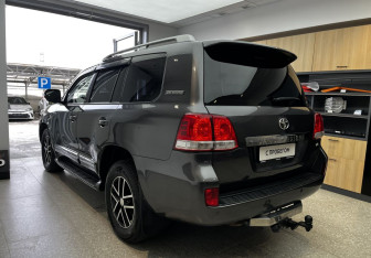 Подержанный автомобиль Toyota Land Cruiser Suv 2011 года (6 фото)