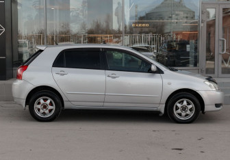 Подержанный автомобиль Toyota Corolla Hatchback 2003 года (4 фото)